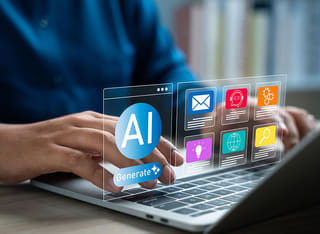 Novo investidor em criptomoedas aprendendo os fundamentos do trading automatizado com IA