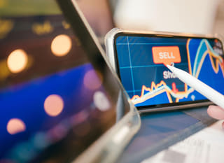 Trader multimercado que analisa opções de Bitcoin, Ethereum e forex