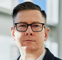 Retrato do CEO Alexander Hughes, executivo de uma empresa de trading de criptomoedas