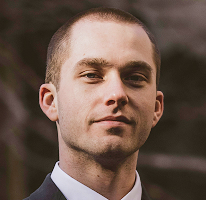 Retrato de Thomas Whitfield, analista de trading e especialista no mercado de criptomoedas
